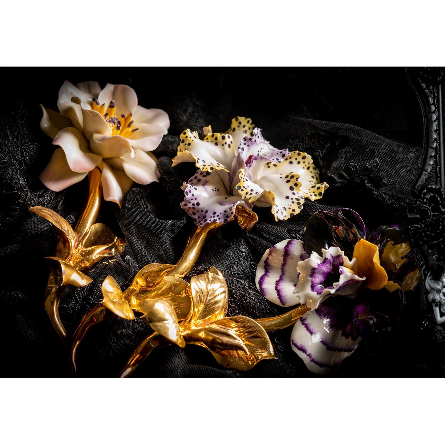 Orchidea viola con gambo oro in porcellana di Capodimonte