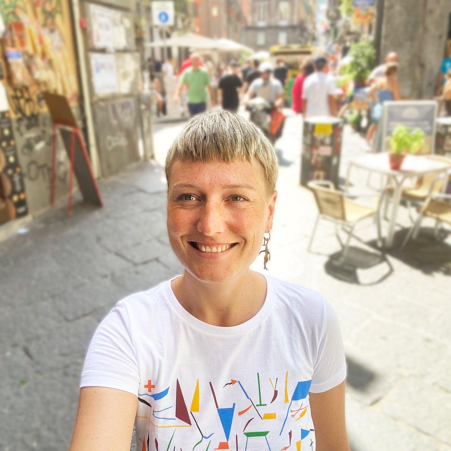 T-Shirt Donna Ispirata all'Arte di Paladino ¨C Stile Unico e Contemporaneo
