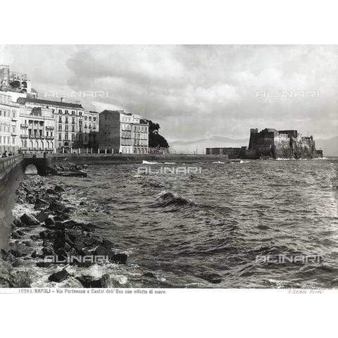 Napoli, via Partenope Castel dell'ovo, Stampa fotografica, Alinari